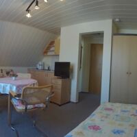 Ferienwohnung Haus 2 Ostzimmer Familie Krause in Neuendorf Wohn-, Schlaf- und Kochbereich